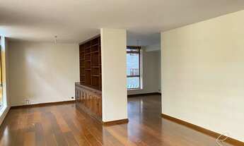 Imagem 2: Ao lados dos clubes e Shopping, em rua tranquila, num edifício com ótimo recuo