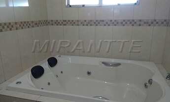 Imagem 2: Casa de condomínio térrea para aluguel e venda possui 220 metros quadrados com 4 quartos