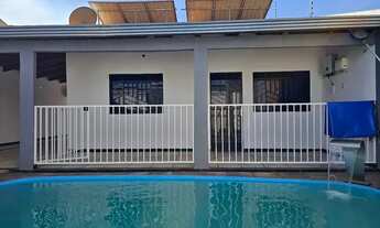 Imagem: Casa com Piscina e Placa Solar