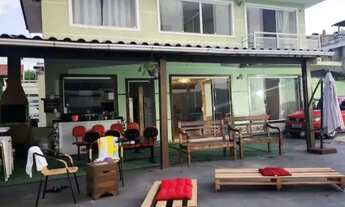 Imagem: Casa com piscina e vista deslumbrante