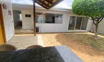 Imagem 2: Casa para venda possui 217 metros quadrados com 3 quartos em Jardim Europa - Anápolis - Go