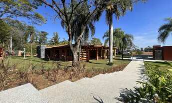 Imagem 2: Casa de Alto Padrão com Arquitetura Exclusiva em Condomínio Privilegiado Residencial Cháca