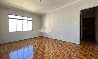 Imagem 3: Apartamento amplo no centro, com 03 dormitórios (01 suíte) rico em armários, 01 vaga, port