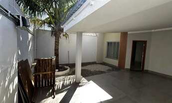 Imagem 2: Casa de rua à venda com 110m², 3 quartos, 1 suíte, banheiro social e vaga de garagem. Casa