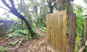 Imagem 7: Terreno plano murado com uma construção