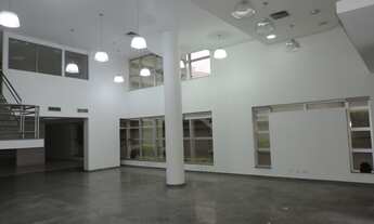 Imagem 4: Loja em edifício, próxima ao metrô, com mezzanino, 20 vagas e depósito. Pé direito duplo