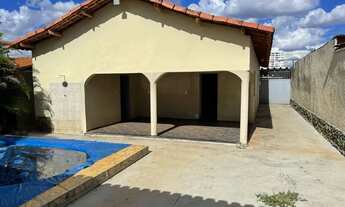 Imagem 2: Casa para venda possui 253 metros quadrados com 3 quartos em Jardim Petrópolis - Goiânia