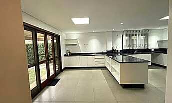 Imagem 6: Casa de condomínio para aluguel possui 350 metros quadrados com 4 quartos