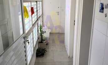 Imagem 7: Apartamento espaçoso de 3 dormitórios com banheiros e cozinha reformados em localização ma