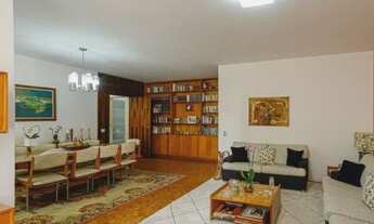 Imagem 2: Apartamento espaçoso em bom estado com 3 dormitórios e 2 vagas de garagem no Jd. Paulista