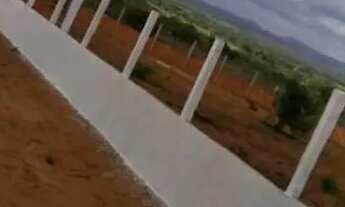 Imagem: Sítio todo murado dentro de condomínio