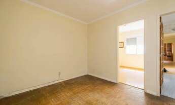 Imagem 3: Casa à venda no centro de Pelotas - com 109 m², 3 quartos, cozinha com armários, lareira e