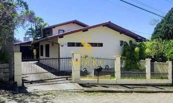 Imagem: Casa à venda com amplo terreno e muito