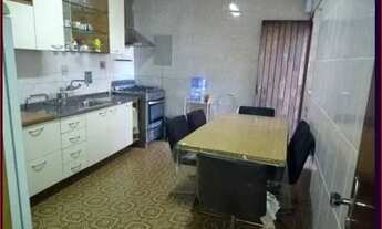 Imagem 3: Casa para aluguel e venda tem 312 metros quadrados com 5 quartos