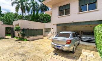 Imagem 7: Muita sofisticação no Jardim América, casa bem conservada, próximo a Praça Adolpho Bloch!