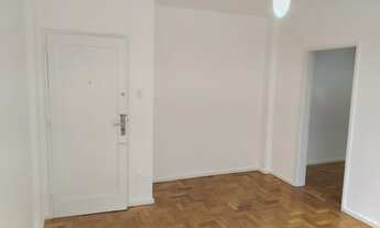 Imagem 3: Apartamento impecável e totalmente reformado vista parcialmente livre, com localização pri