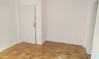 Imagem 4: Apartamento impecável e totalmente reformado vista parcialmente livre, com localização pri