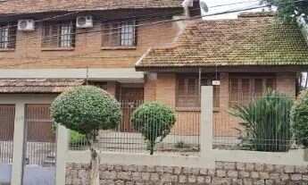 Imagem 3: Casa em Porto Alegre, no bairro Ipanema, com 3 dormitório(s), e 3 banheiros, à v