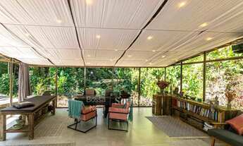 Imagem 7: Casa em terreno amplo cercado por vegetação