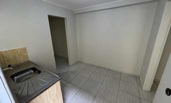 Imagem 2: Alugo casa com 1 quarto de fundos 17 Oeste