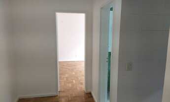 Imagem 5: Apartamento impecável e totalmente reformado vista parcialmente livre, com localização pri