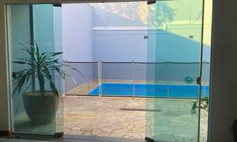 Imagem 2: Casa de condomínio térrea para venda possui 240 metros quadrados com 2 quartos