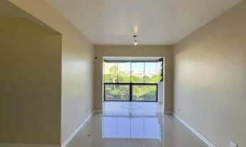 Imagem 2: Apartamento 2 dormitórios com sacada, garagem e vista arborizada no Menino Deus