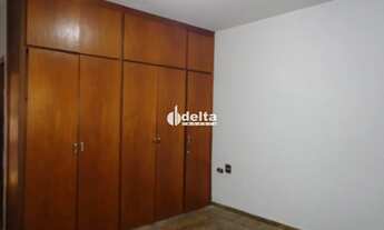 Imagem 3: Casa residencial com 8 quartos sendo 1 suíte disponível para venda no bairro Martins em Ub