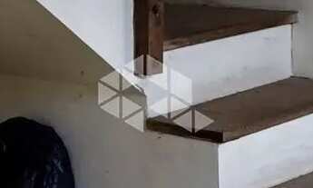 Imagem 7: Casa térrea com edícula e pátio com 3 vagas de garagem no Bairro Nonoai