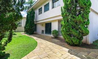 Imagem 3: Muita sofisticação no Jardim América, casa bem conservada, próximo a Praça Adolpho Bloch!