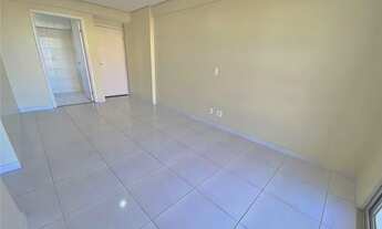 Imagem 2: Apartamento de 2 quartos com varanda e lazer no centro urbano