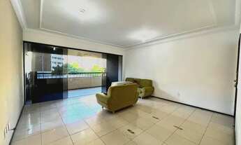 Imagem: Com 03 suítes, varanda, sala ampla e lavabo