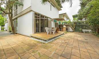 Imagem: Casa com amplo terreno e potencial de atualização