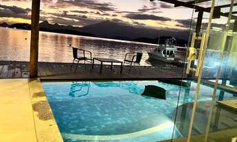 Imagem 5: Casa com deck à Beira-Mar em Angra dos Reis Piscina com Vista Deslumbrante