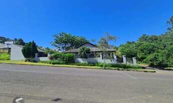 Imagem 7: Casa em lindo terreno alto ao nível da rua medindo 10 × 32 onde consta uma residência térr