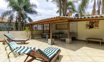 Imagem 6: Casa Exclusiva para Venda ou Locação no Pacaembu: Amplo Quintal e Piscina