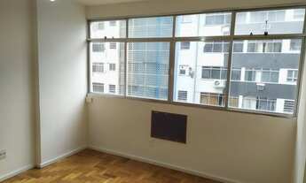 Imagem 2: Apartamento impecável e totalmente reformado vista parcialmente livre, com localização pri