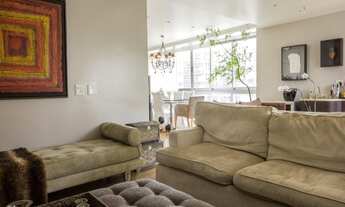 Imagem 7: Lindo apartamento reformado. Prédio recuado. Região com completa infraestrutura de comérci