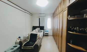 Imagem 3: Os 3 dormitórios, todos com armários e ar-condicionado todos voltados para o sol da manhã