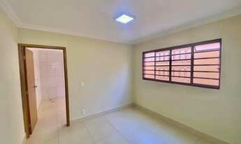 Imagem 6: Casa à Venda no Bairro Bassan Ampla, Funcional e Bem Localizada