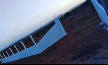 Imagem 2: Sítio todo murado dentro de condomínio de chácaras