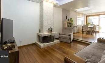 Imagem 7: Casa em Porto Alegre, no bairro Ipanema, com 3 dormitório(s), e 3 banheiros, à v