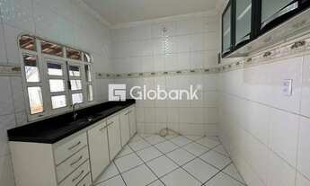 Imagem 2: Casa para aluguel no Bairro Planalto Montes Claros/MG, 03 Quarto(s), 02 Vaga(s