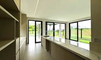 Imagem 7: Sobrado com 4 suítes plenas sendo a master com closet, sacada e banheira de hidromassagem