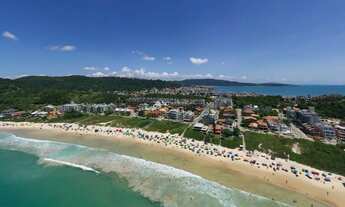 Imagem 2: Casa com elevador em condomínio de luxo