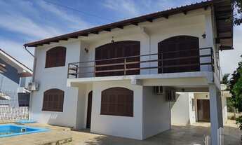 Imagem: Casa de esquina com 5 dormitóriios no bairro