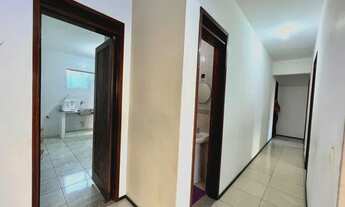 Imagem 3: Com 03 suítes, varanda, sala ampla e lavabo, este imóvel oferece um ambiente aconchegante