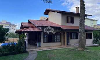 Imagem 3: Casa com piscina e amplo terreno