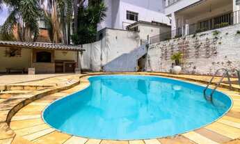 Imagem 5: Casa Exclusiva para Venda ou Locação no Pacaembu: Amplo Quintal e Piscina