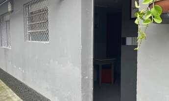 Imagem: Casa pequena mobiliada nos fundos